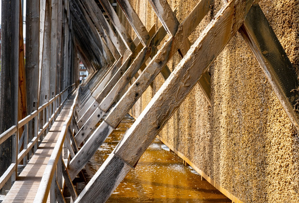 Gradierwerk mit Holzbalken und Reisigstruktur