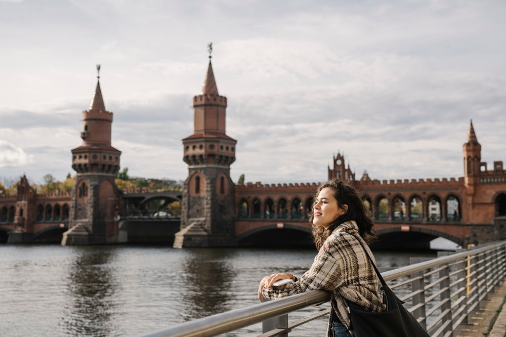 Dame steht an der Spree 