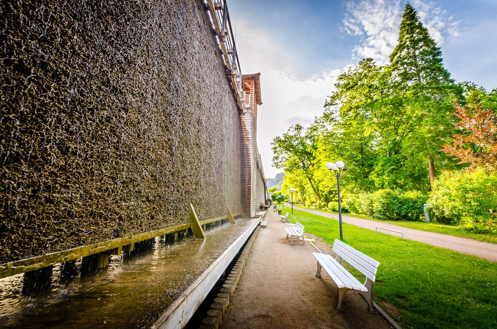 Gradierwerk mit einer Sitzbank in der Natur