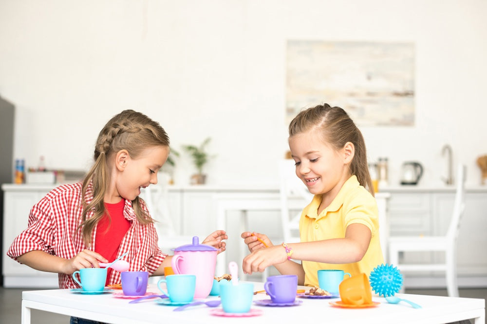 Kindercafe mit zwei spielenden Mädchen