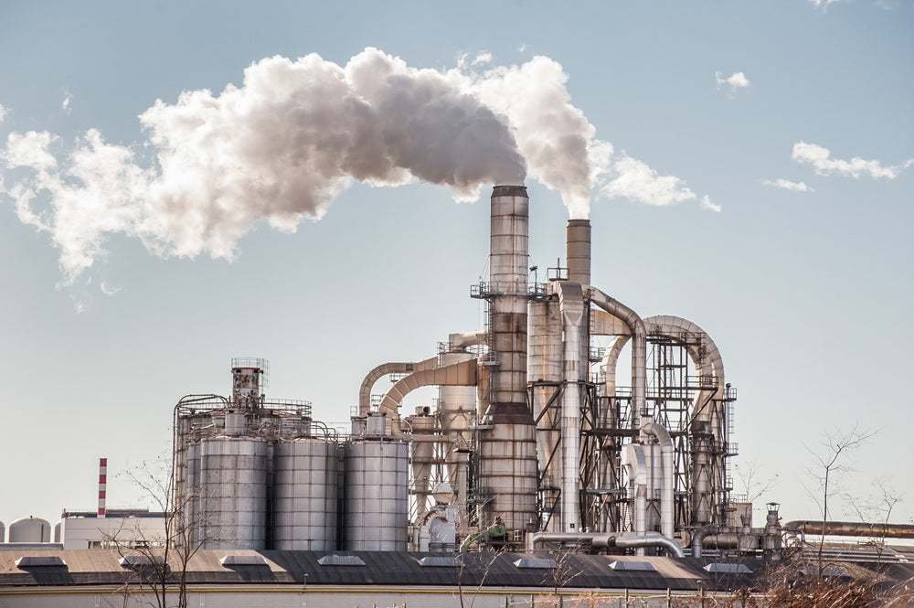 Schornsteine und Emissionen einer Chemiefabrik in Sachsen