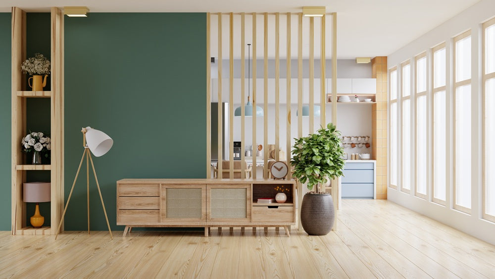 Zimmer mit grüner Wand, und Möbeln  