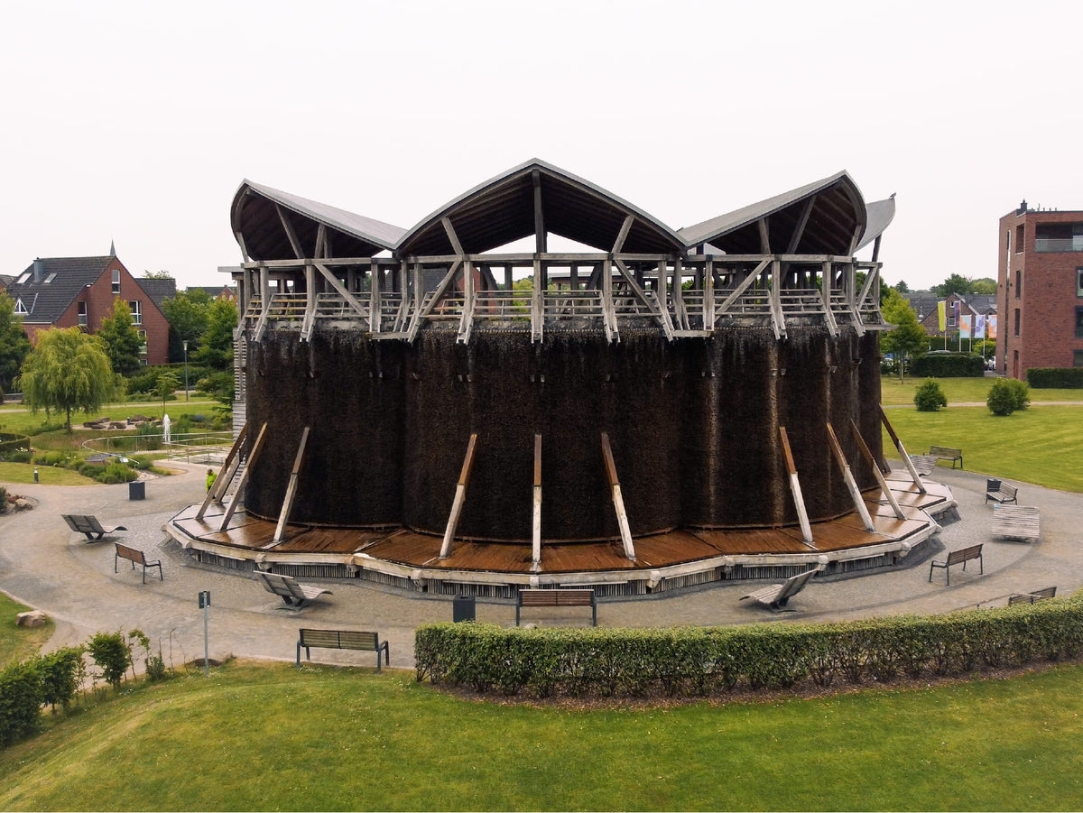 Gradierwerk in Kevelaer, Frontalansicht mit Parkanlage
