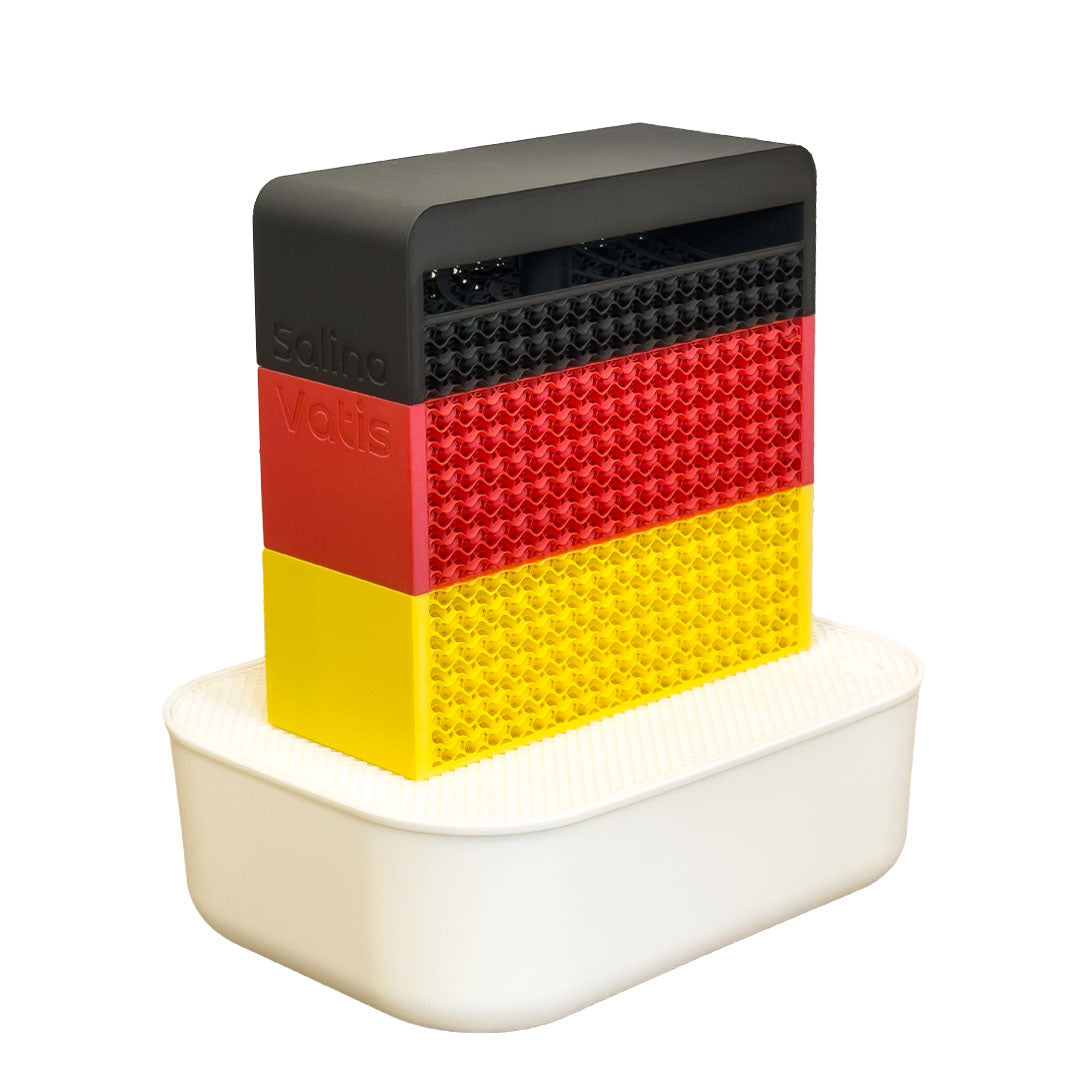 SalinoVatis WM Mini Saline in den Deutschland-Farben Schwarz-Rot-Gold vor weißem Hintergrund 